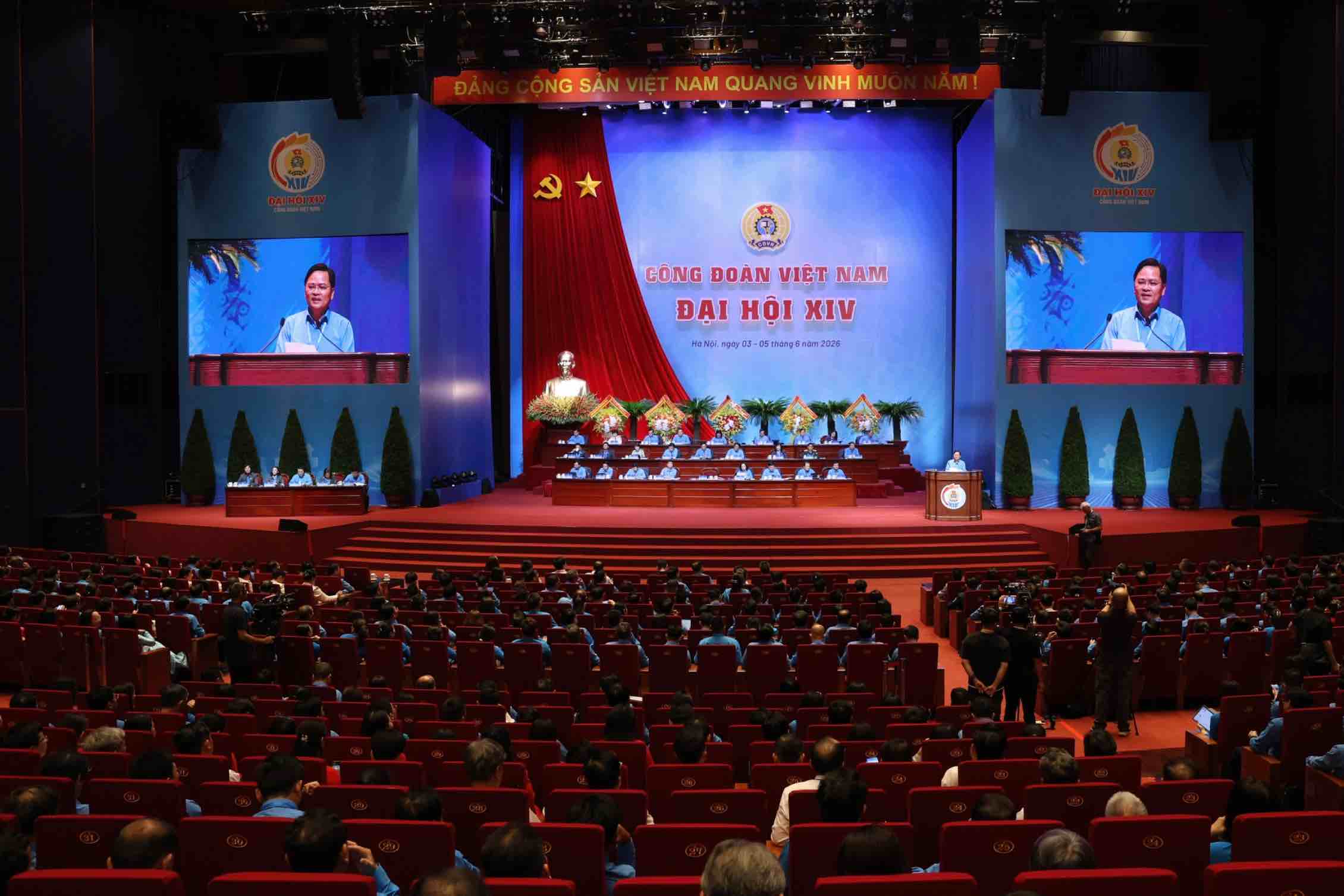 Ông Nguyễn Anh Tuấn - Ủy viên Trung ương Đảng, Phó Chủ tịch Ủy ban Trung ương Mặt trận Tổ quốc Việt Nam, Chủ tịch Tổng LĐLĐVN phát biểu tại Đại hội. Ảnh: Hải Nguyễn
