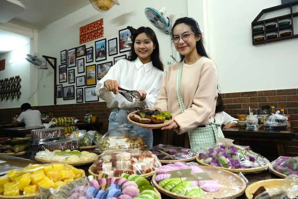 Visiting the Southern folk cake shop in the "free-to-eat" style in Can Tho