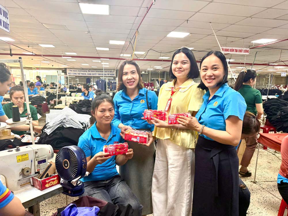 Bà Lâm Thị Vỹ - Chủ tịch Công đoàn xã Nam Phước (thứ 2 từ trái) tặng quà đoàn viên, người lao động khó khăn. Ảnh: Công đoàn Nam Phước