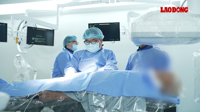 The patient was successfully intervened by doctors with nosebleeds and symptoms of hemiplegia. Photo: Nguyen Ly