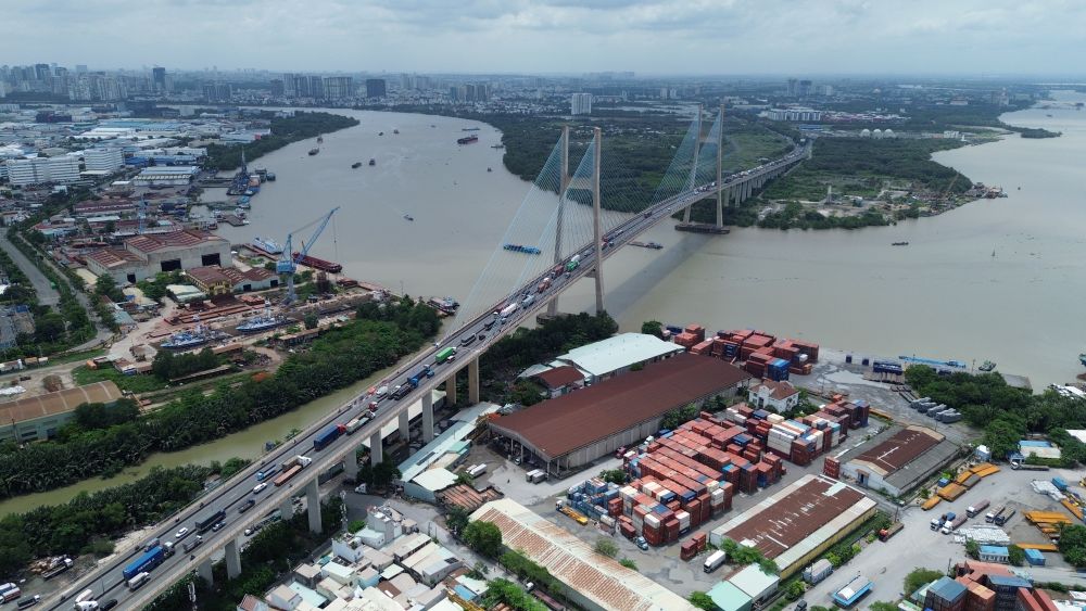Cầu Phú Mỹ dài khoảng 2km là tuyến giao thông huyết mạch kết nối trực tiếp khu vực cảng Cát Lái với khu Nam TPHCM. Ảnh: Anh Tú