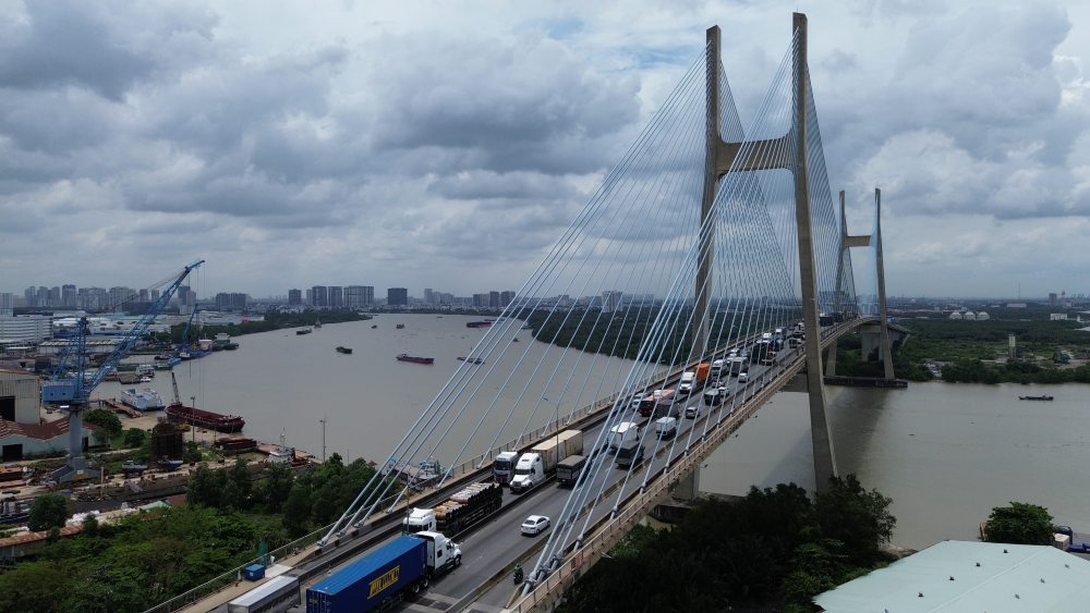 Mỗi ngày cây cầu này gánh hàng chục nghìn lượt phương tiện lưu thông trong đó phần lớn là xe tải nặng và xe container. Ảnh: Anh Tú