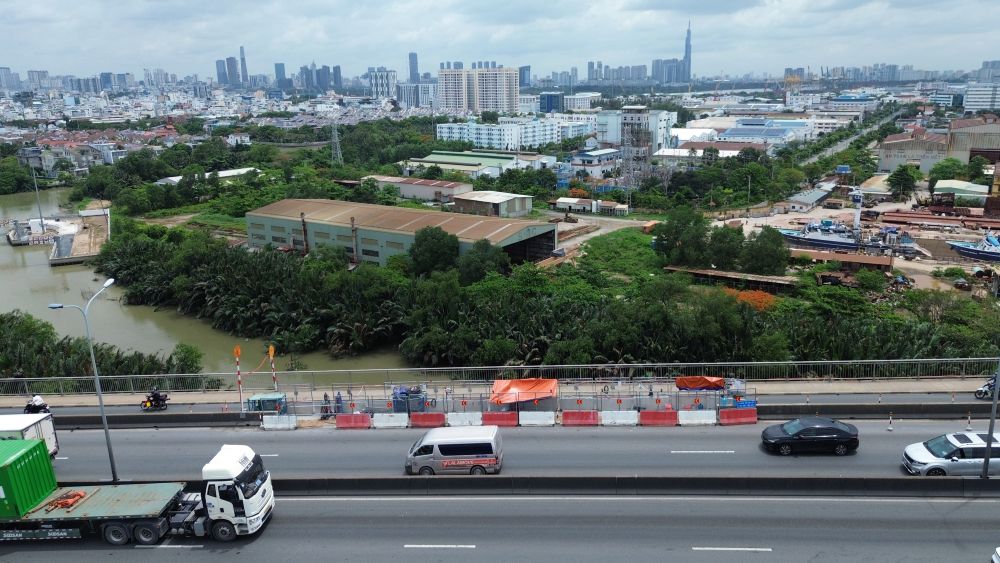 Việc thay thế các hệ thống khe co giãn xuống cấp được thực hiện khẩn trương nhằm đảm bảo an toàn kết cấu công trình. Ảnh: Anh Tú