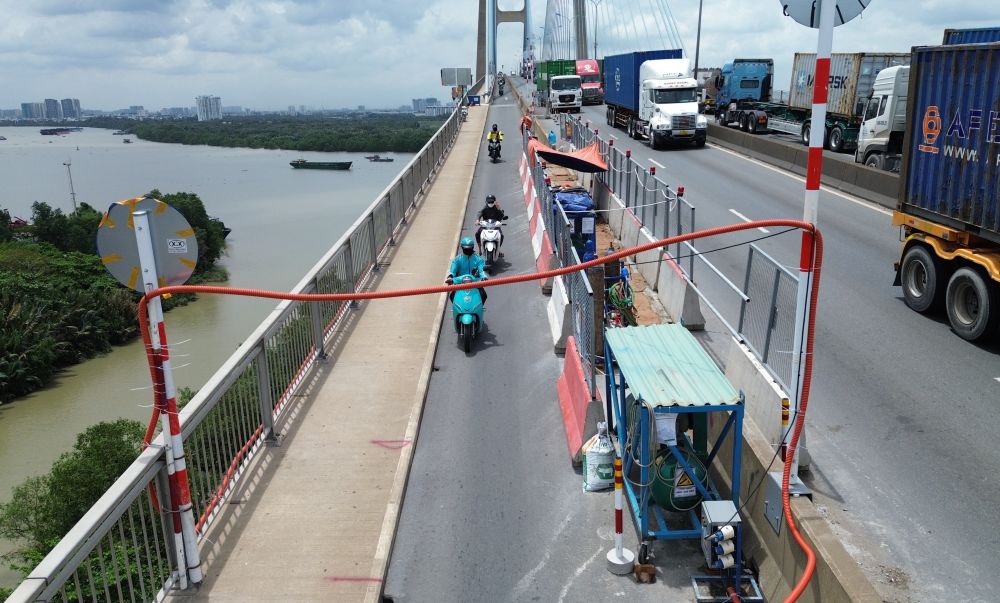 Khu vực thi công hướng từ Cát Lái về phường Tân Thuận được quây rào bằng dải phân cách cứng khiến làn đường bị thu hẹp. Ảnh: Anh Tú