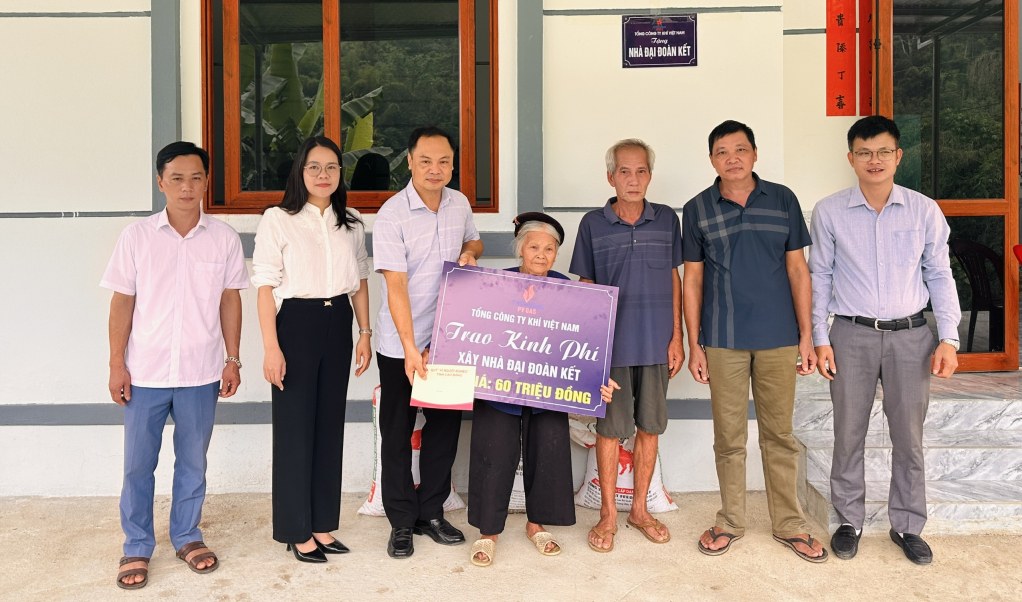 The Fatherland Front Committee of Cao Bang province awarded funding to support the construction of Great Solidarity houses for the household of Ms. Long Thi Yen. Photo: Dieu Linh
