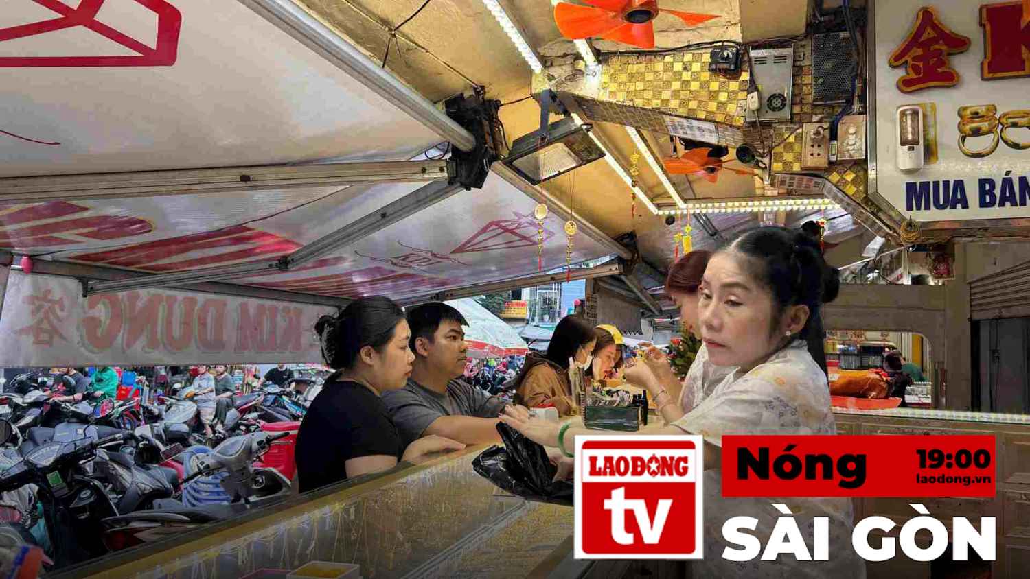 Saigon heating up: Gold prices cool down, people take advantage of buying jewelry