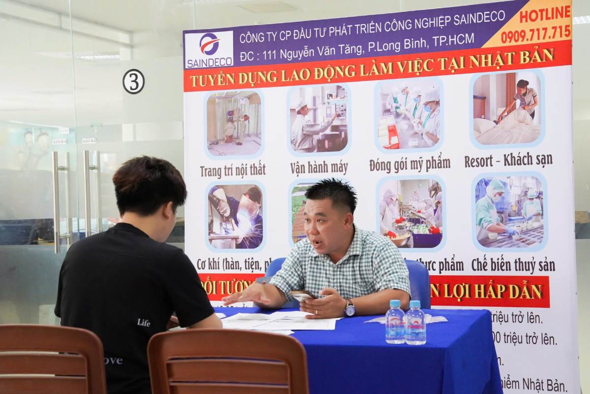 Workers are consulted on jobs. Photo: Can Tho City Employment Service Center