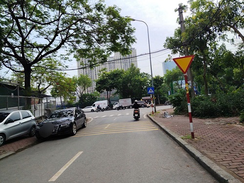 Decree 168 does not specifically regulate parking penalties on deceleration rails. Photo: Xuyen Dong