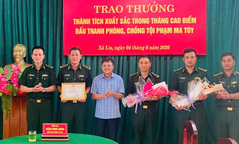 Ông Trần Đình Dũng, Phó Bí thư Đảng ủy, Chủ tịch Ủy ban nhân dân xã Lìa tặng Giấy khen cho lực lượng phá án. Ảnh: Biên phòng Quảng Trị