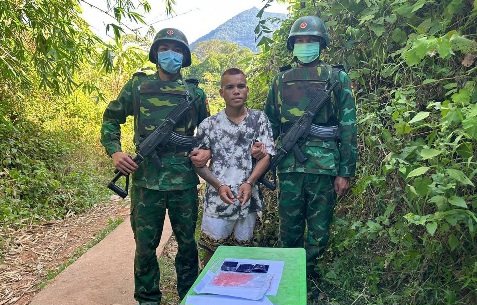 Lực lượng Biên phòng bắt giữ đối tượng Hồ Văn Dinh đang tàng trữ ma túy. Ảnh: Biên phòng Quảng Trị