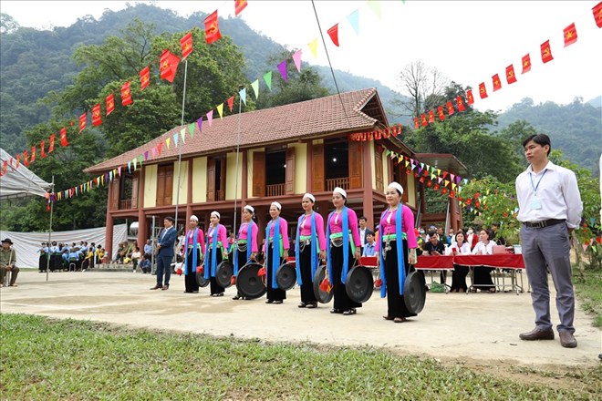 Lễ hội của người Mường luôn gắn với loại nhạc cụ cồng chiêng. Ảnh: Thanh Tùng