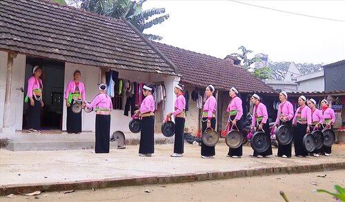 According to folk beliefs, the sound of Muong gongs originates from the sounds of rocky mountains, caves and stalactites. Photo: Dieu Anh