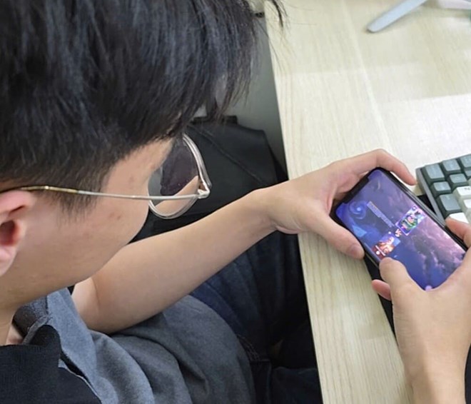 Parents need to reduce the frequency of children playing electronic games during the summer vacation. Photo: Ba Hiep