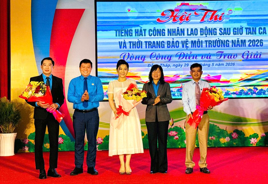 Ông Nguyễn Thanh Nhàn và Chủ tịch Liên đoàn lao động tỉnh Đồng Tháp Huỳnh Thị Tuyết Vui (thứ 2 và thứ 4, từ trái sang) tặng hoa cho Ban giám khảo tại Hội thi tiếng hát công nhân lao động sau giờ tan ca và thời trang bảo vệ môi trường 2026. Ảnh: Thanh Nhàn