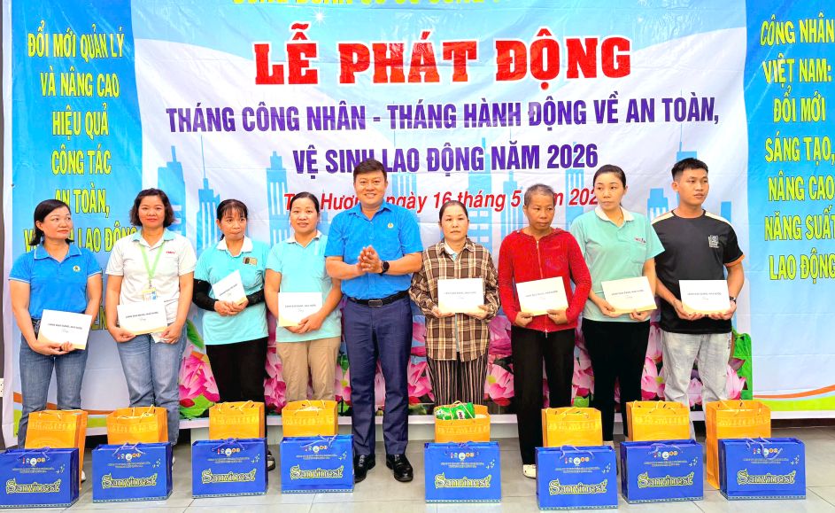 Ông Nguyễn Thanh Nhàn tặng quà cho đoàn viên, công nhân, người lao động tại Khu công nghiệp Tân Hương. Ảnh: Thanh Nhàn