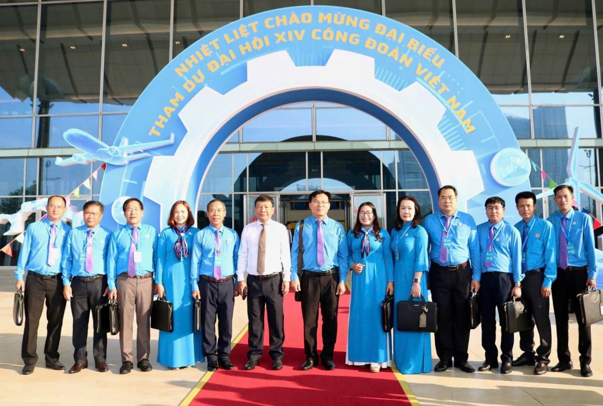 Ông Bùi Thắng - Phó Bí thư Tỉnh ủy Lâm Đồng cùng đoàn đại biểu Công đoàn tỉnh Lâm Đồng tham dự Đại hội XIV Công đoàn Việt Nam. Ảnh: Cao Liên