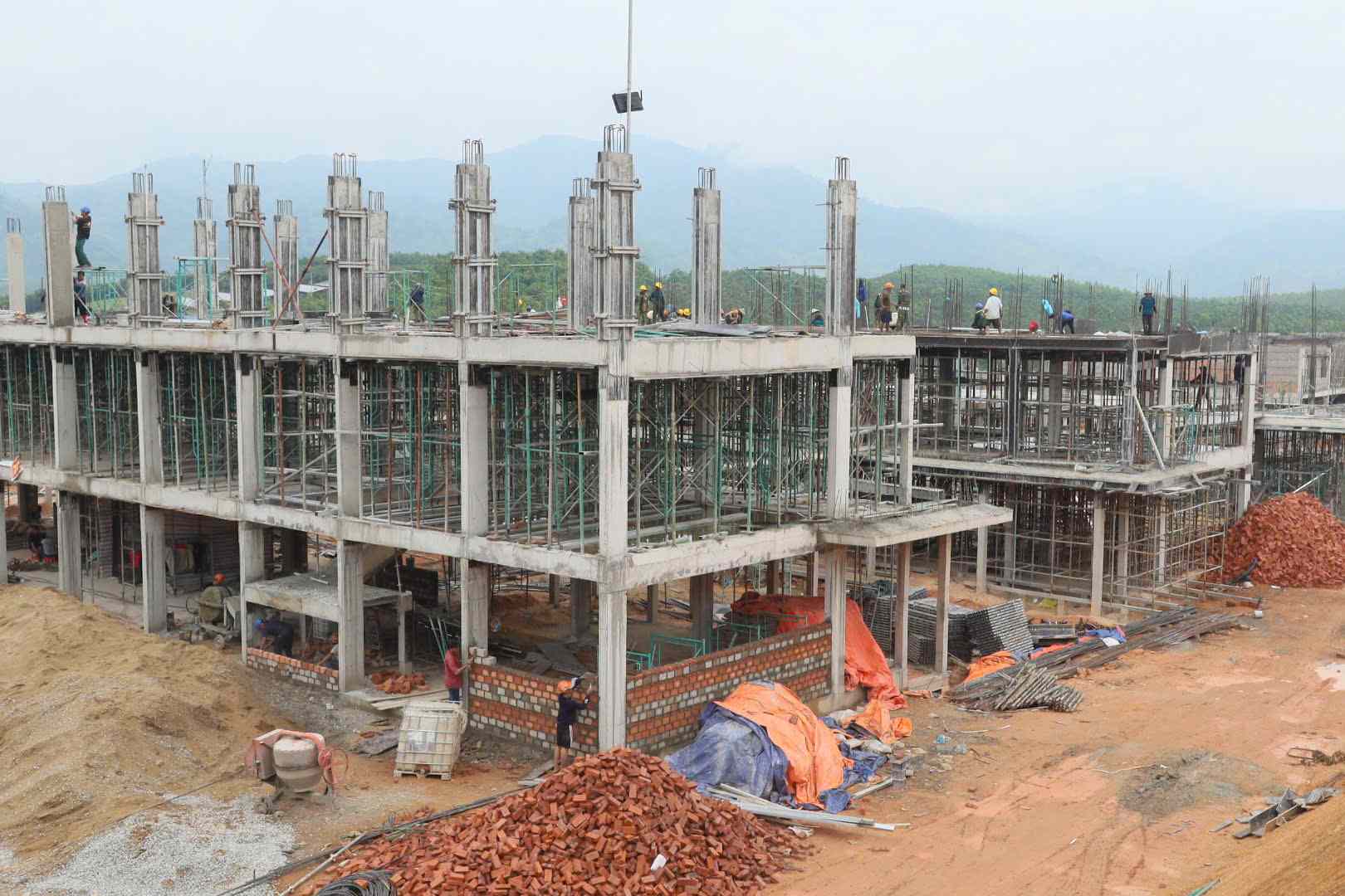 Tiến độ dự án trường phổ thông dân tộc nội trú liên cấp tiểu học - THCS tại 4 xã biên giới đang được tăng tốc thi công. Ảnh: Đông Giang