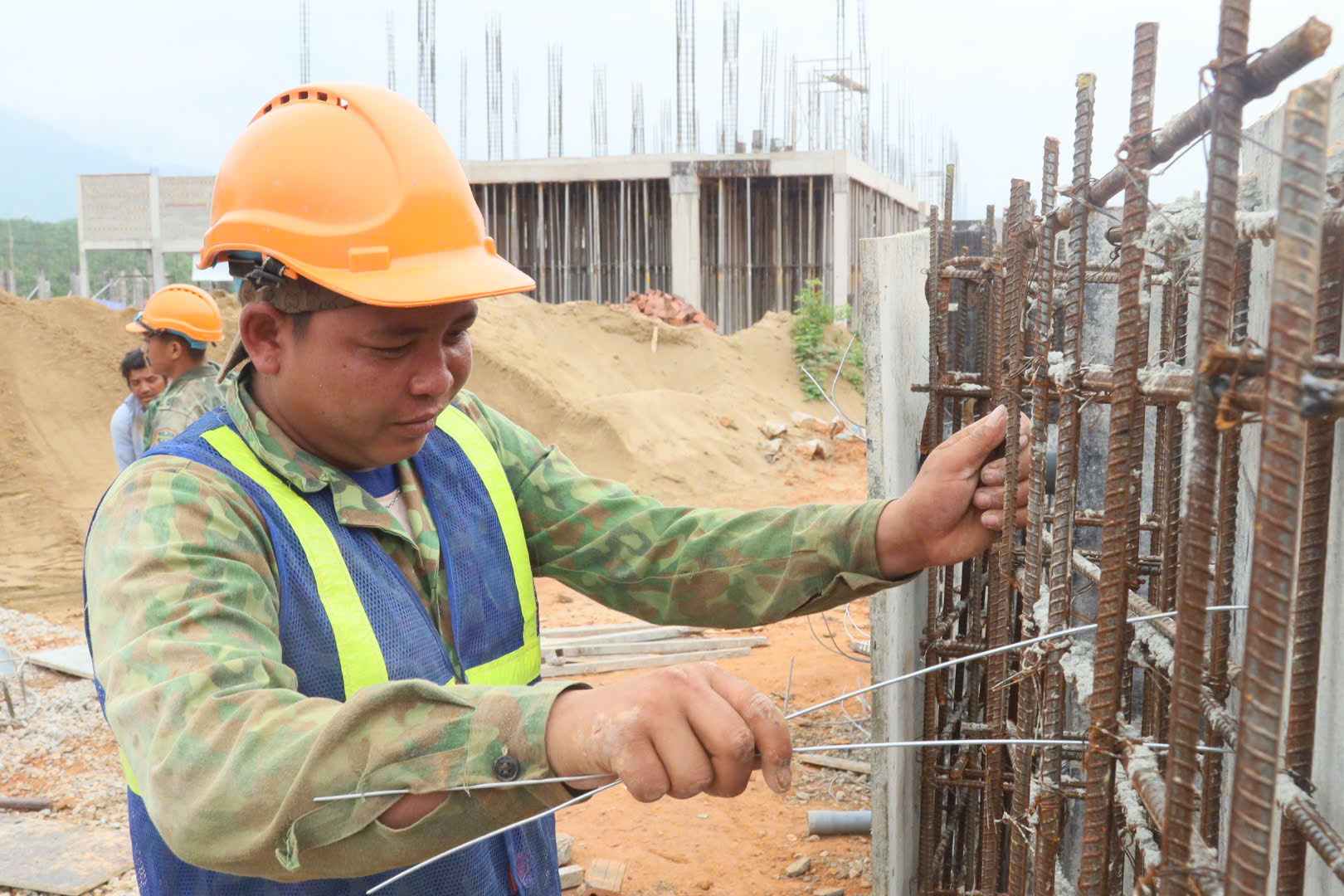 Construction of the Inter-level Primary - Secondary Boarding School project in Mo Rai commune (Quang Ngai). Photo: Dong Giang