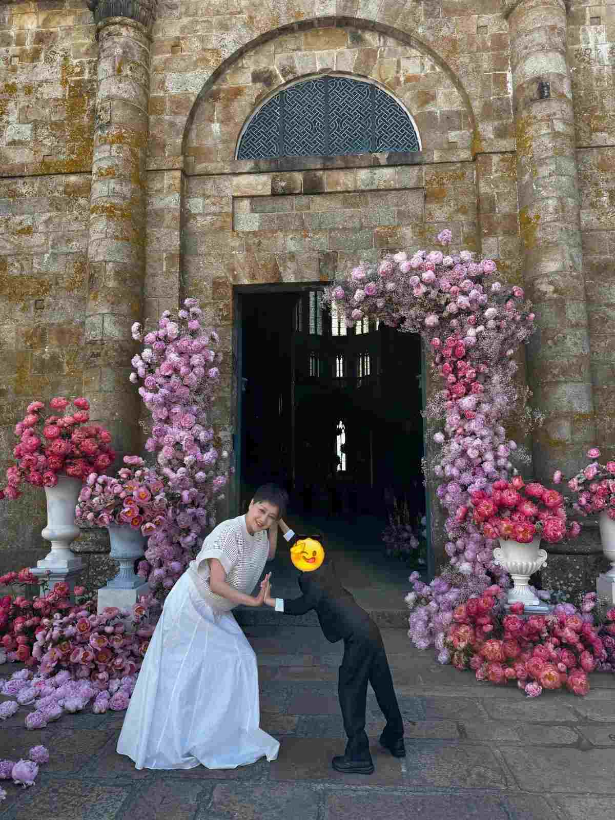 Doanh nhân Hà Du Quân hé lộ một vài khoảnh khắc của mẹ - bà Lương An Kỳ - tại Mont-Saint-Michel. Ảnh: Cắt từ video.