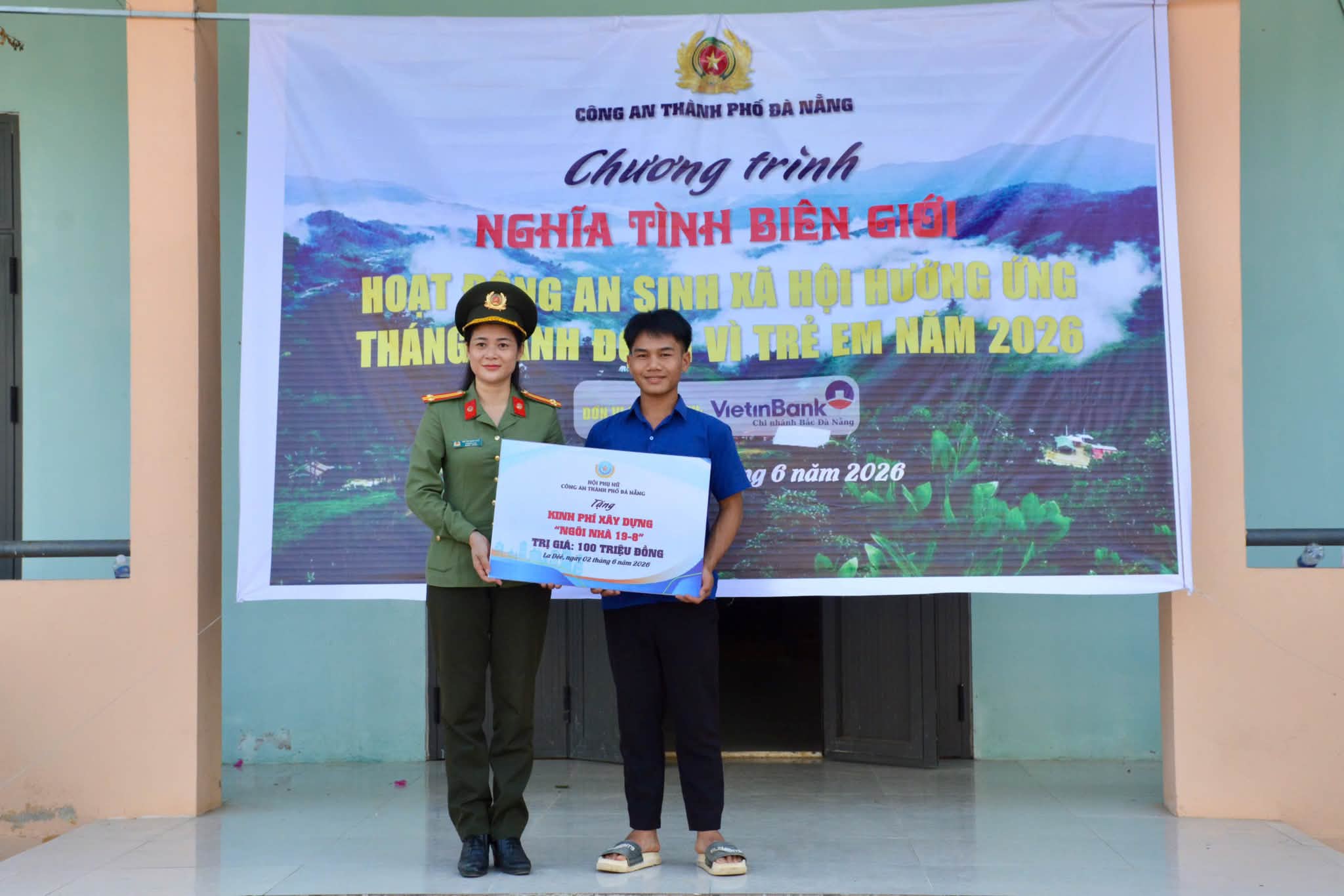 Ấm lòng chương trình an sinh của Công an Đà Nẵng tại 2 xã biên giới La Êê, La Dêê. Ảnh: CACC