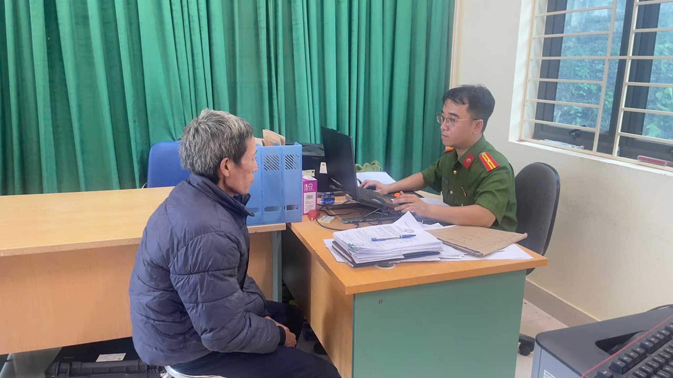 Đưa 1 đối tượng đi cai nghiện bắt buộc. Ảnh: Công an Lào Cai