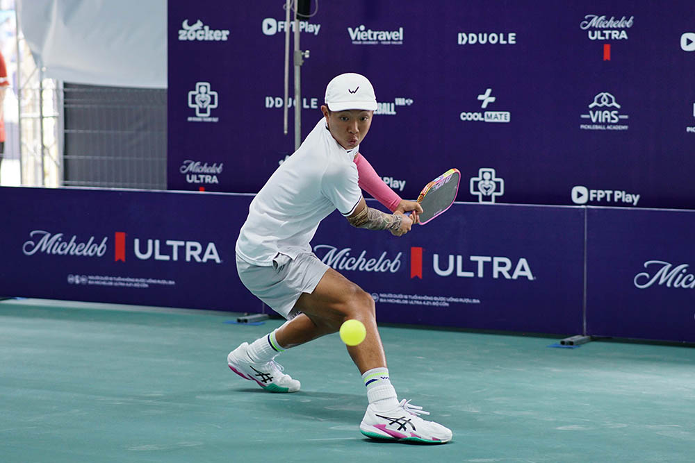 Athlete Quang Duong competes at the Michelob ULTRA Pickleball Tournament - Asian Open 2026 in Ho Chi Minh City. Photo: FPT Play