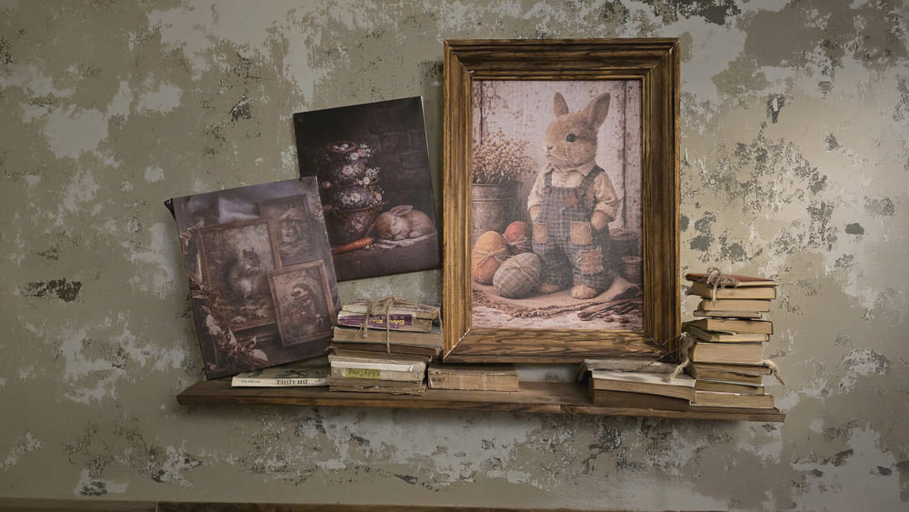 Decorating bookshelves with art paintings will help bring a new style to the living room. Photo: Tuan Dat