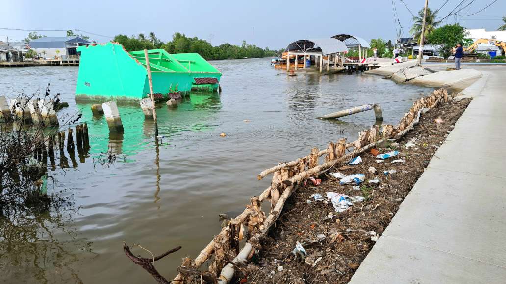 Ca Mau faces landslides from the sea to the river. Photo: Nhat Ho.