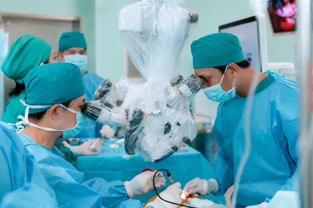 A child with congenital deafness was successfully implanted with cochlear electrodes by a doctor. Photo: BVCC