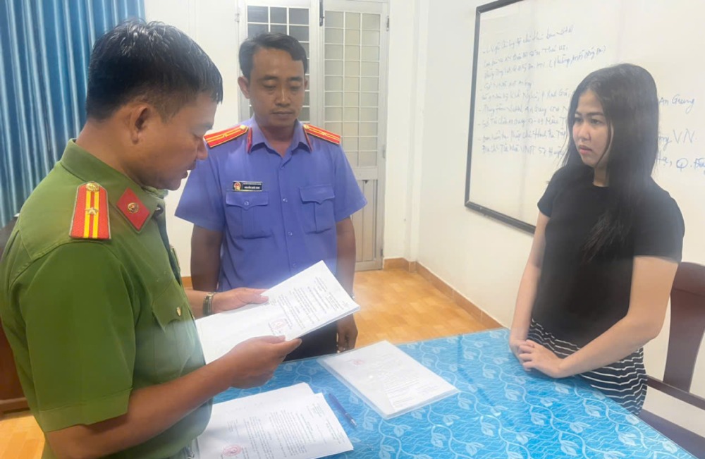Tiến hành kiểm tra hoạt động công ty của Nguyên ở đặc khu Phú Quốc, lực lượng chức năng phát hiện hơn 350 sản phẩm ví, túi xách có dấu hiệu giả mạo nhãn hiệu nổi tiếng. Ảnh: CACC