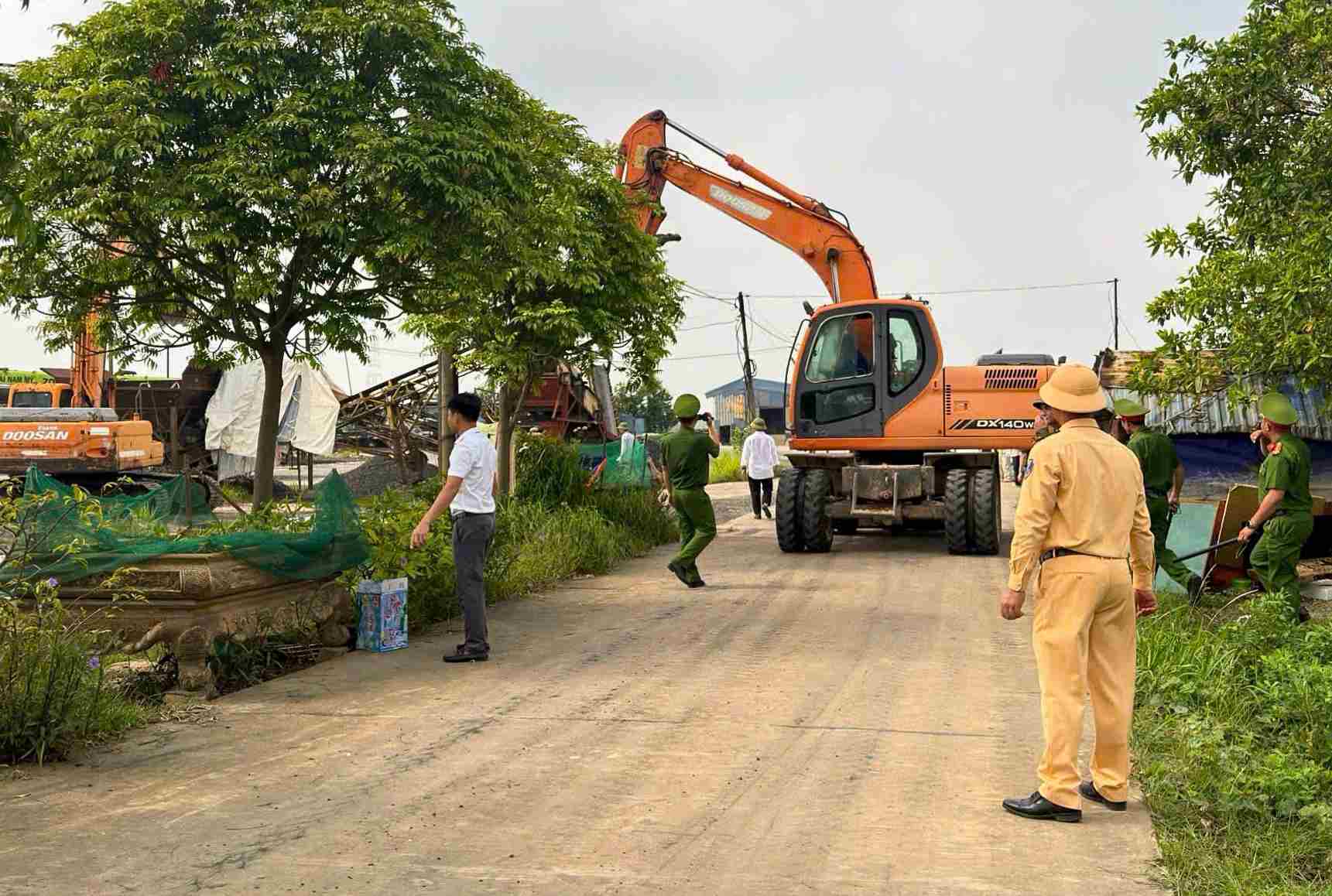 Illegal riverside wharves and yards are being enforced. Photo: Hanoi Traffic Police Department