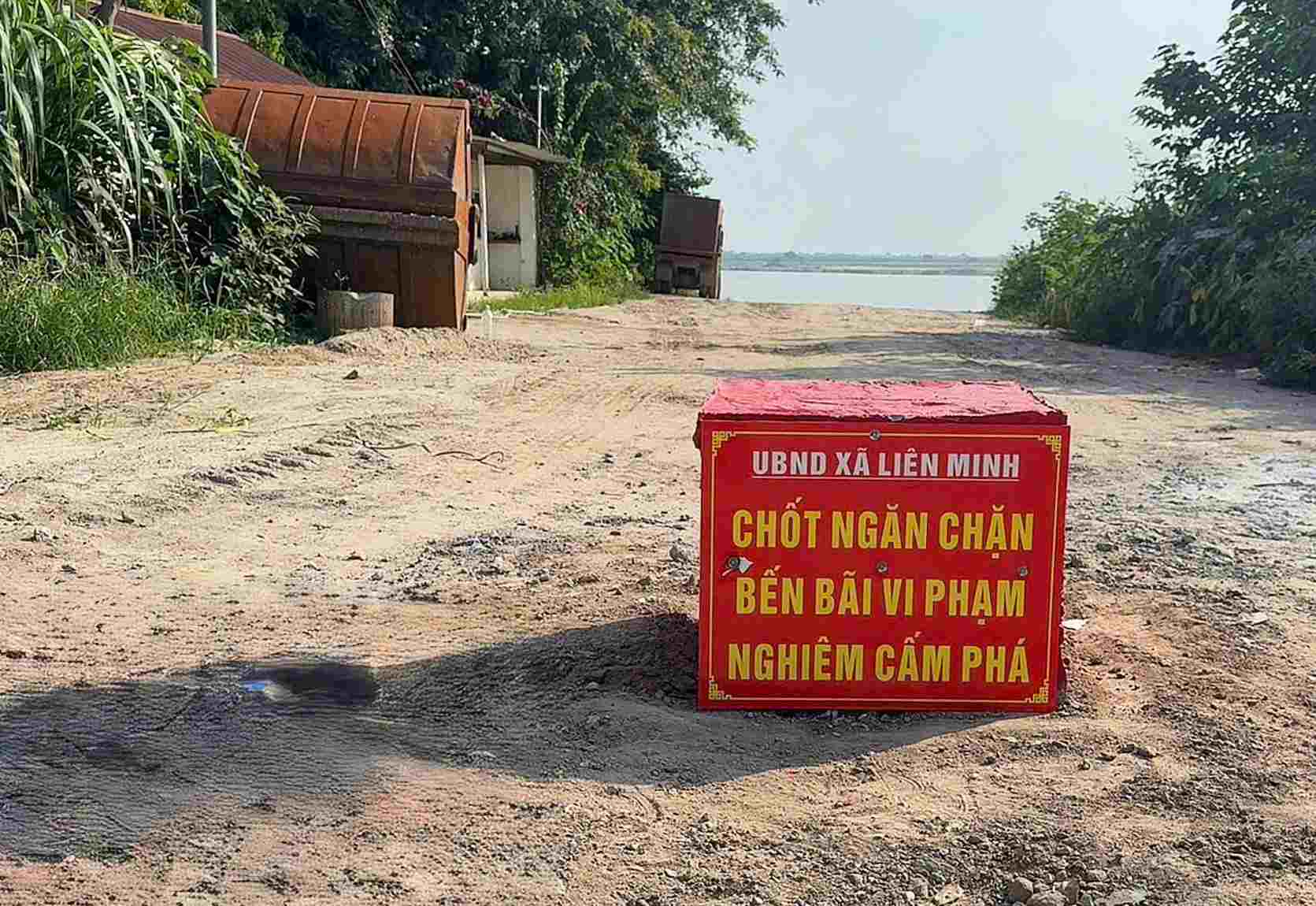 Cảnh sát đường thủy Hà Nội phối hợp chính quyền địa phương xử lý các bến bãi không phép. Ảnh: Phòng CSGT Hà Nội
