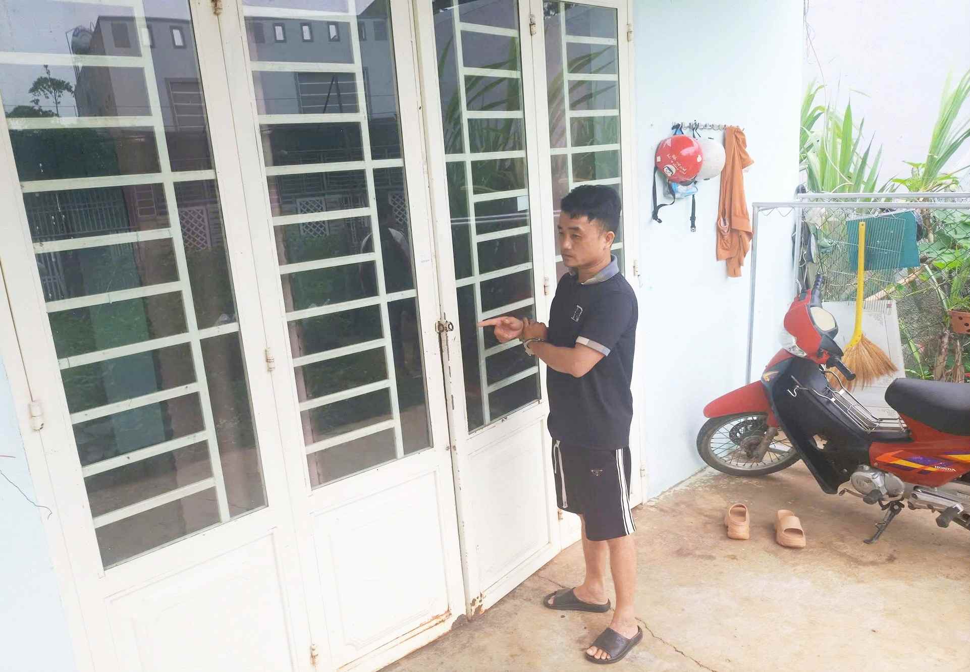 Cơ quan điều tra dẫn giải đối tượng Ngô Duy Thành thực nghiệm hiện trường các vụ trộm cắp tài sản. Ảnh: Công an 