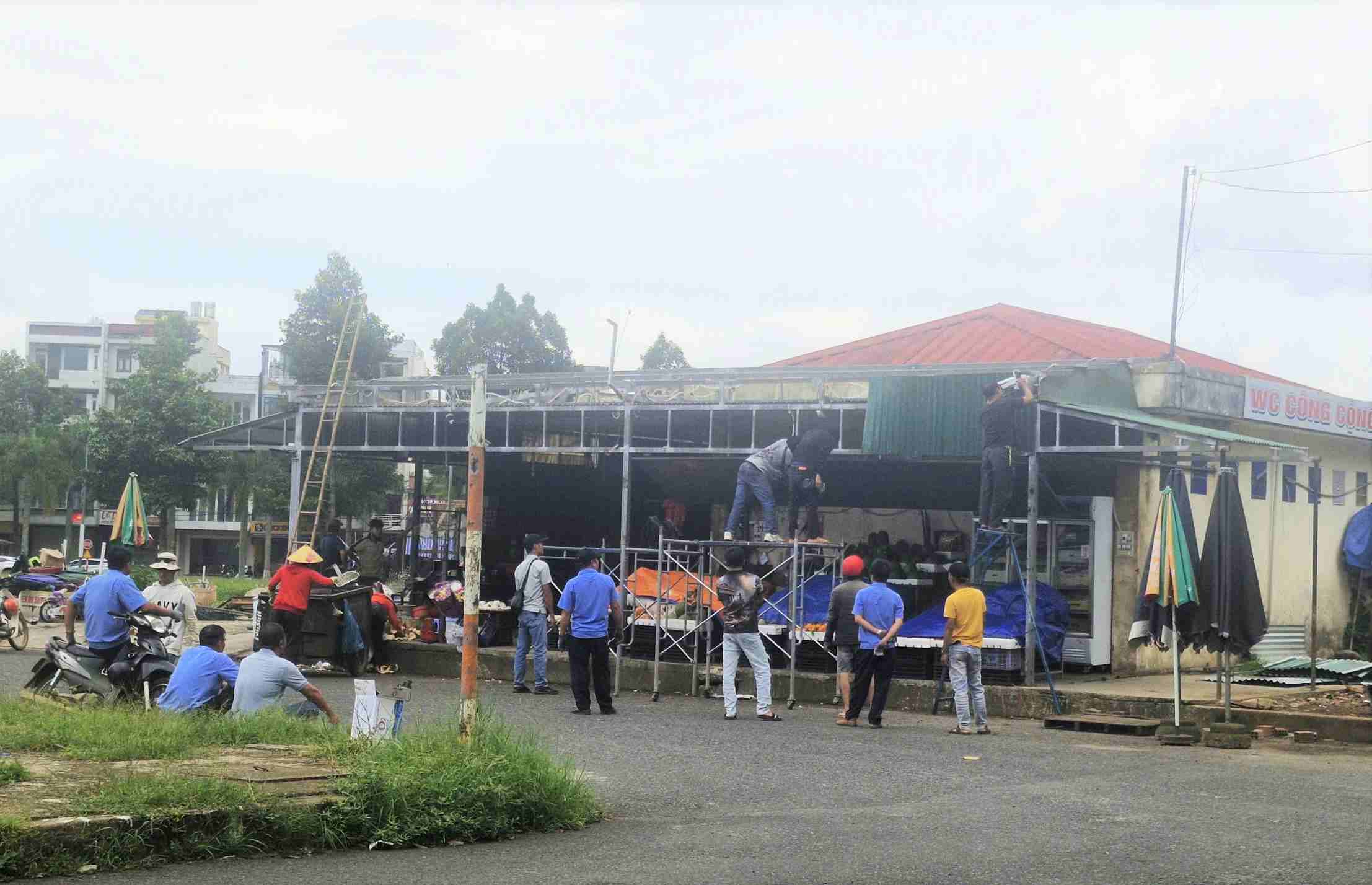 A total of 48 illegally built tents and shops within Bao Loc market were dismantled. Photo: Phuc Khanh