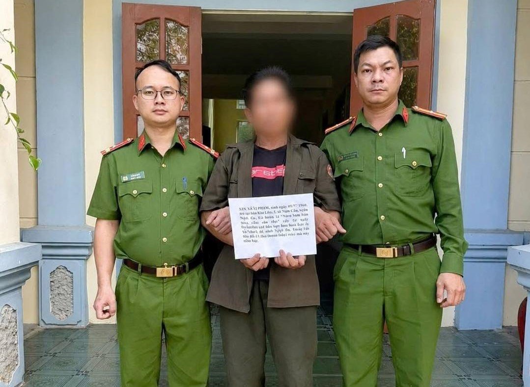La policía de la comuna de Na Loi, en coordinación con la policía de la comuna de Hữu Kiệm y la policía de la comuna de Nậm Cắn, detuvo in fraganti a un sujeto por tráfico ilegal de drogas. Foto: Ngọc Anh
