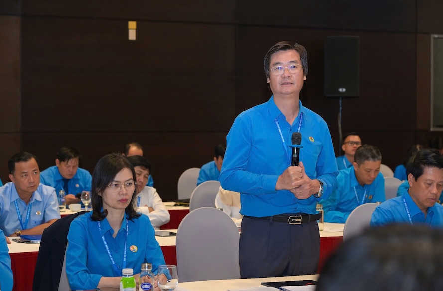 Mr. Nguyen Manh Kha - Chairman of Petrovietnam Trade Union, lectures on Solutions to promote occupational safety culture in the face of new requirements. Photo: Minh Duc