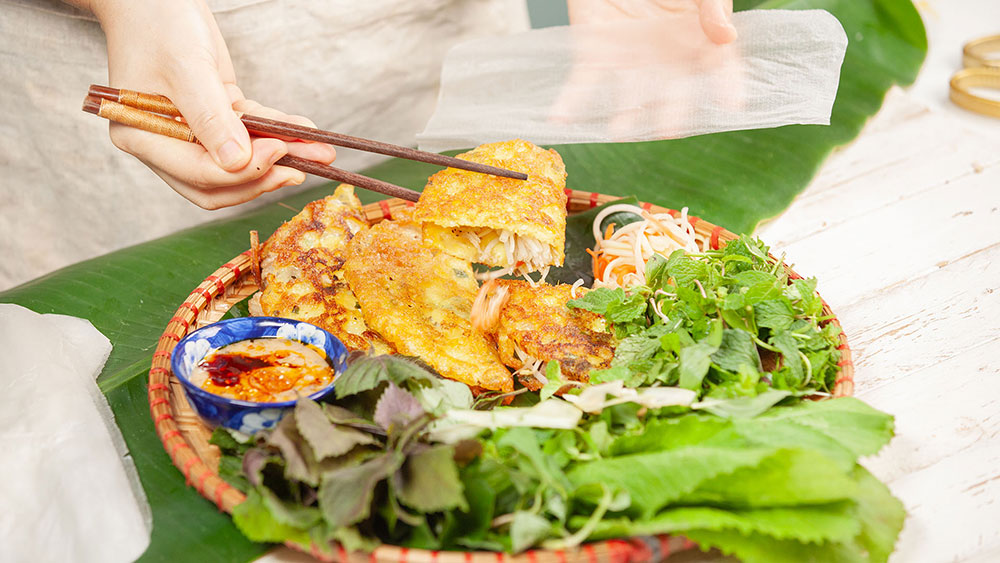 Gỏi cá Nam Ô và bánh xèo là những món ăn mang đậm hương vị địa phương, được nhiều du khách lựa chọn khi khám phá ẩm thực Đà Nẵng. Ảnh: Sở VHTTDL