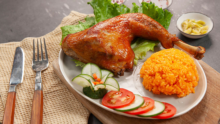 Các món ăn đặc sản như Cao lầu, cơm gà tại Hội An cũng là những lựa chọn hấp dẫn cho người dân và du khách. Ảnh: Sở VHTTDL