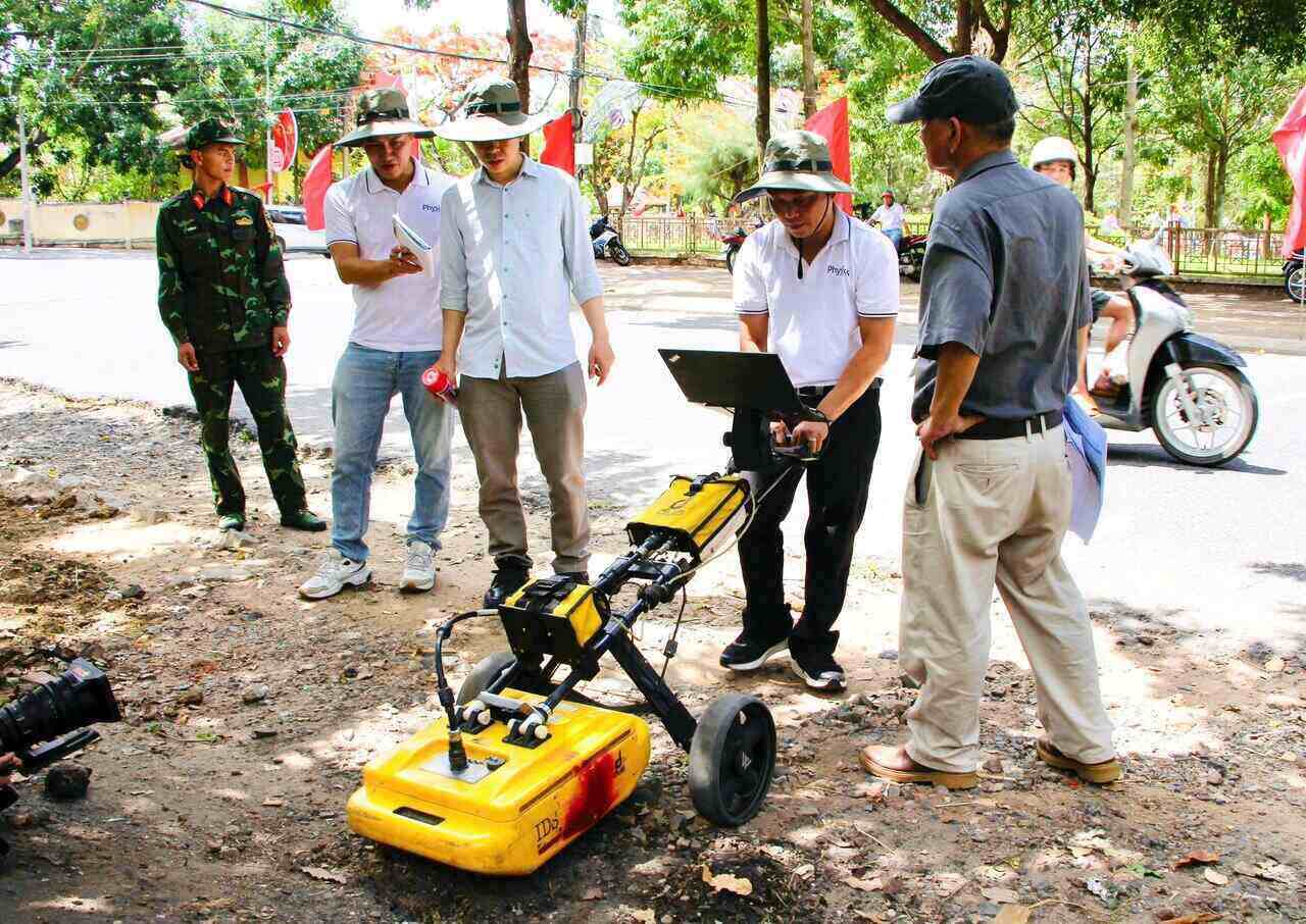 Experts conduct radar scans in areas suspected of having martyr burial trenches. Photo: Trong Quoc