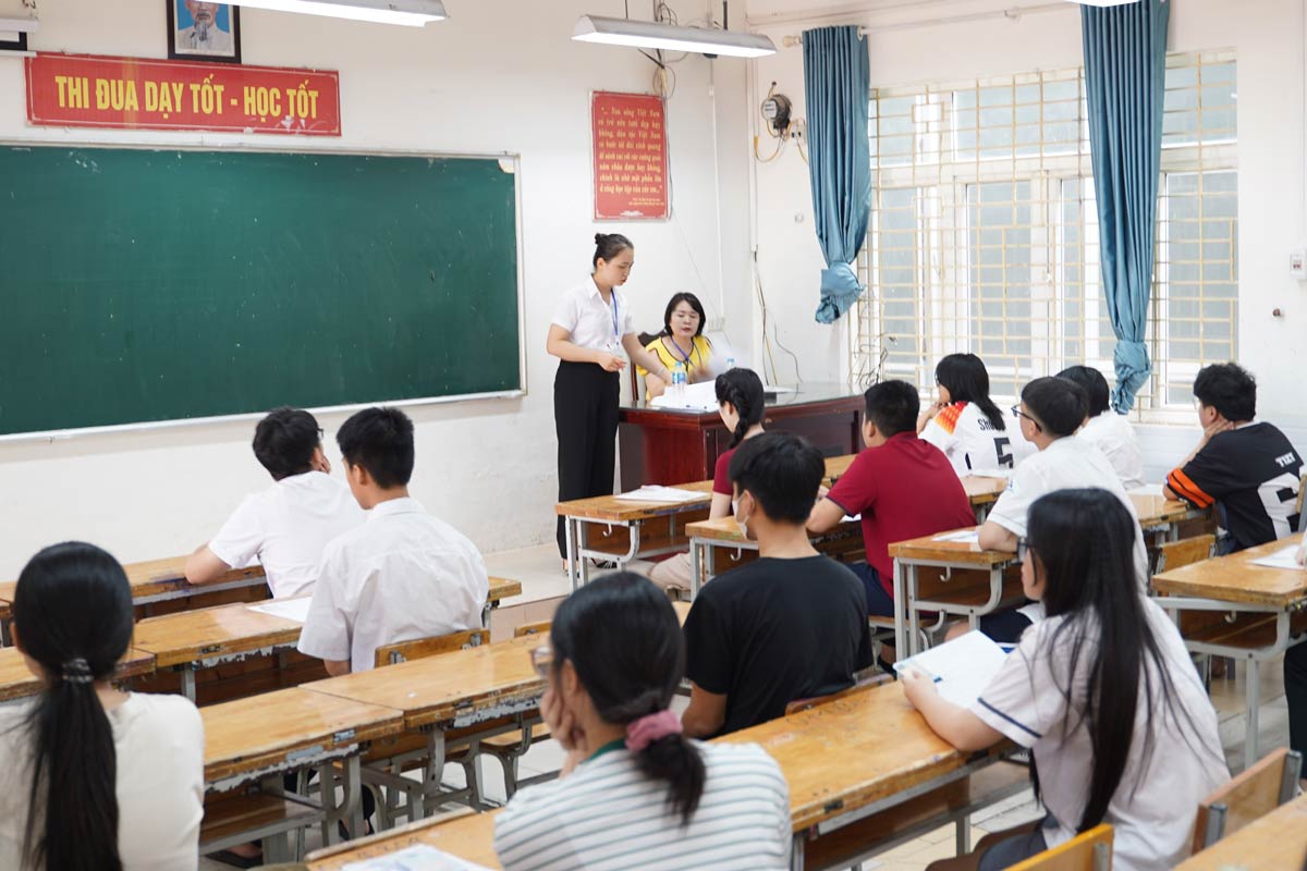 Sĩ tử tại Hà Nội đã hoàn thành kỳ thi vào lớp 10 THPT công lập. Ảnh: Hải Nguyễn