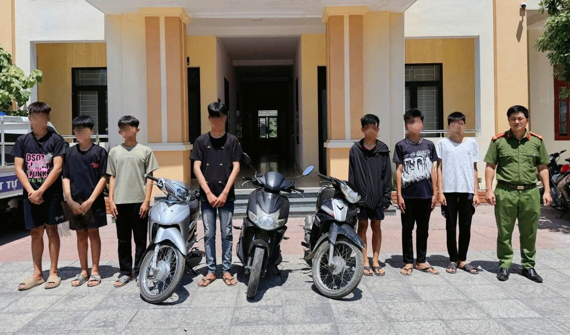 7 teenagers summoned for revving engines, speeding, and reckless overtaking. Photo: Quang Ninh Commune Police