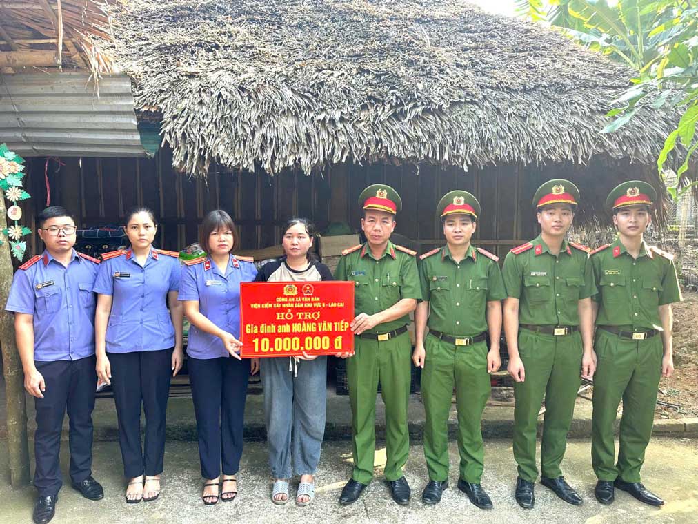 Công an xã Văn Bàn và Viện Kiểm sát nhân dân khu vực 8 trao hỗ trợ cho gia đình anh Hoàng Văn Tiếp. Ảnh: Công an Lào Cai