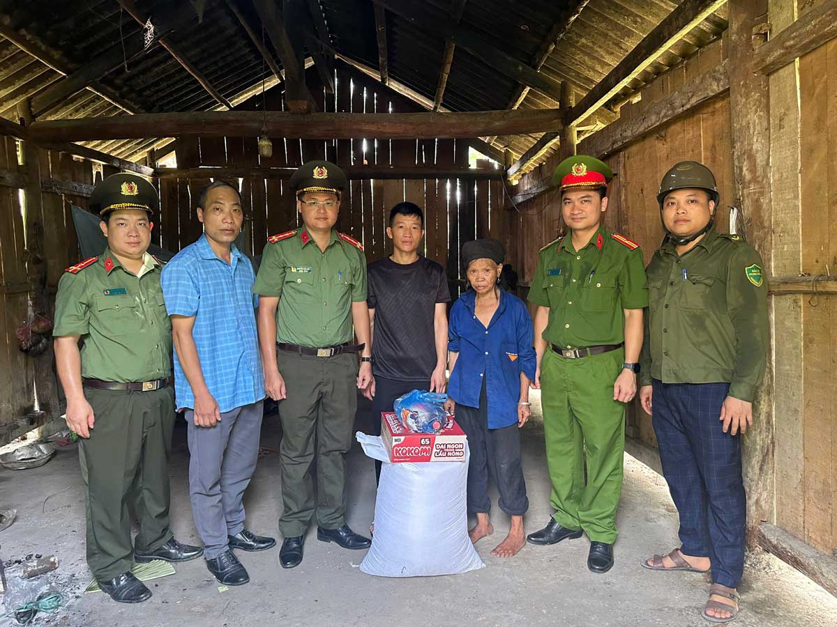 Những phần quà thiết thực góp phần sẻ chia khó khăn với người dân tại xã Cốc Lầu. Ảnh: Công an Lào Cai