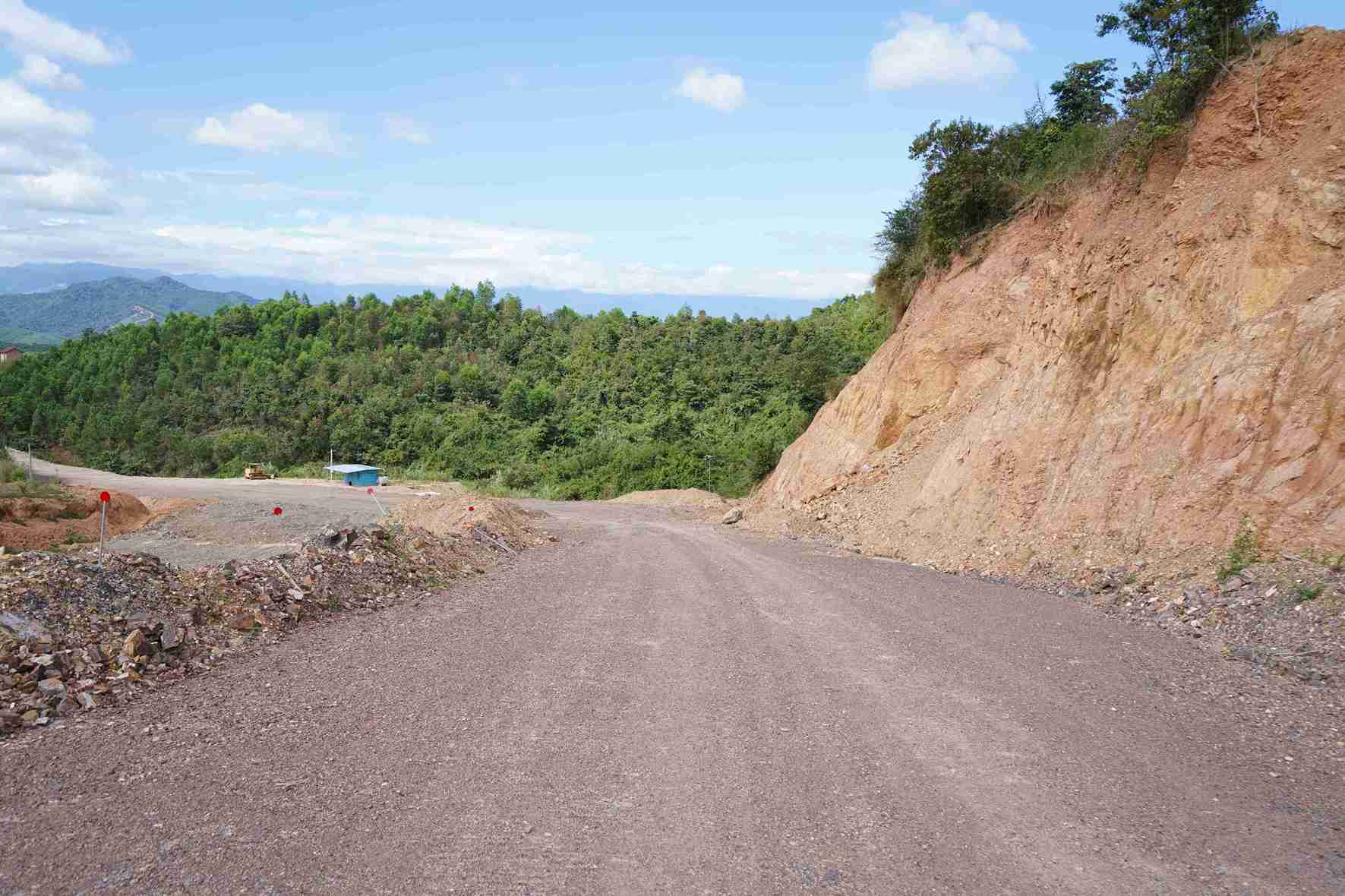 The inconsistent application of the mineral law by functional agencies causes difficulties for businesses. Photo: Huu Long