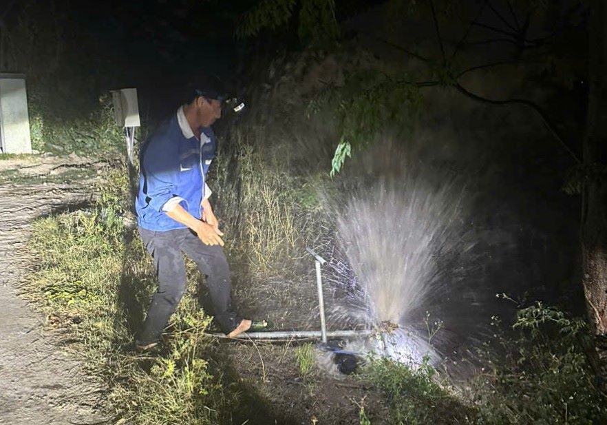 Immediately after the incident occurred, BIWASE Quang Binh Joint Stock Company urgently fixed it and developed a plan to support customers. Photo: Thanh Trung