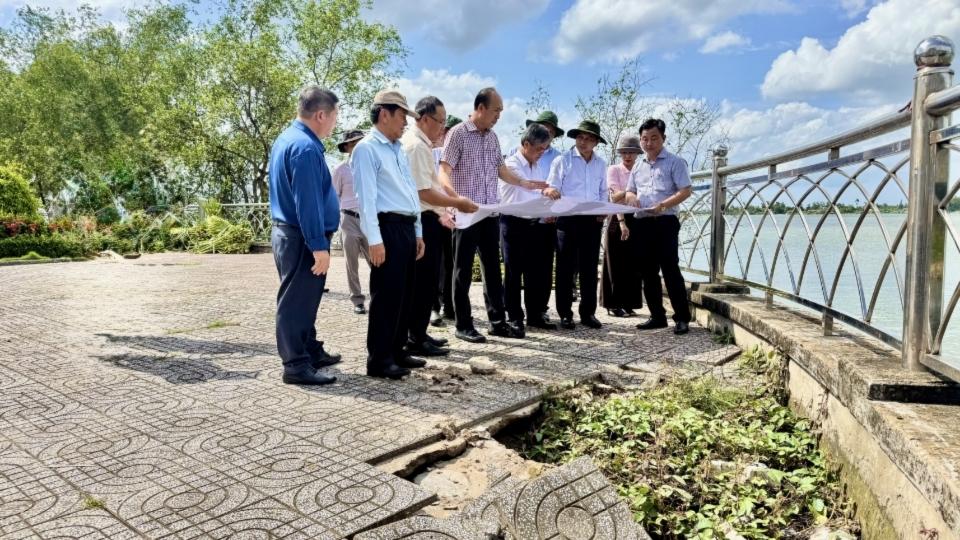 Provincial Party Secretary requests a review of the entire route to soon have solutions to overcome damaged locations. Photo: Hoang Loc