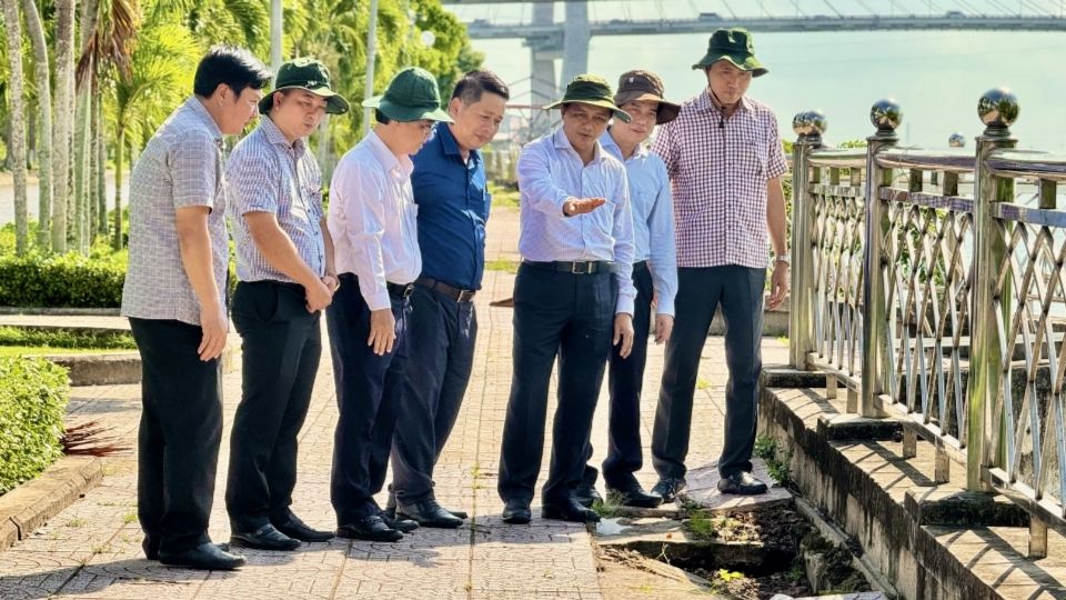 Bí thư Tỉnh ủy Vĩnh Long Trần Văn Lâu khảo sát thực tế tuyến kè sông Cổ Chiên đoạn qua phường Tân Ngãi. Ảnh: Hoàng Lộc