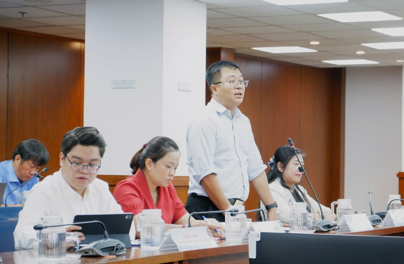 Mr. Nguyen Ngoc Truong Xuan - Head of Culture - Society Department of Binh Dong Ward informs about regional agricultural week - Binh Dong. Photo: Thanh Chan