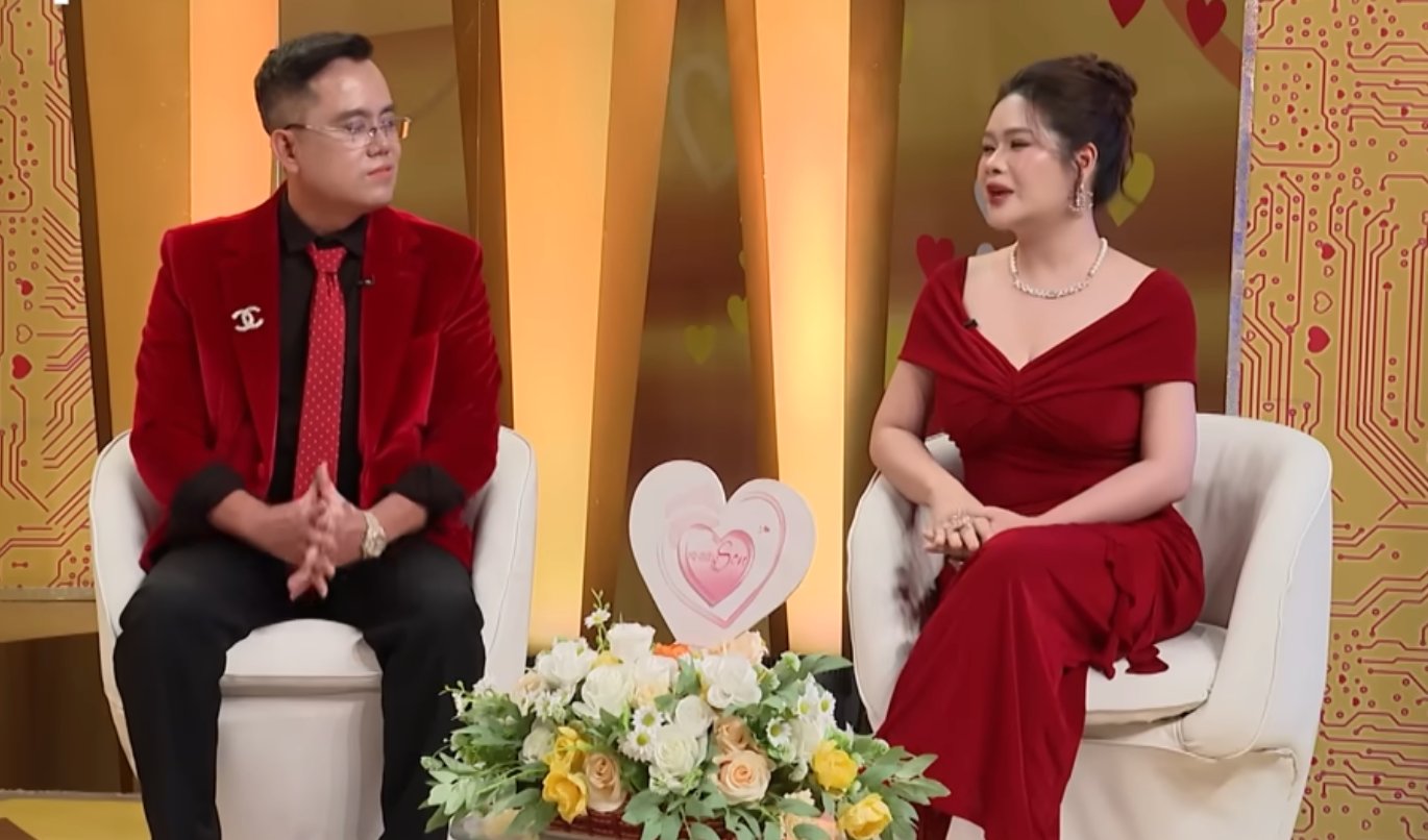 Ms. Kim Cuong (right) recounts the story of her family opposing dating her husband when she was a 17-year-old girl. Photo: MCV Unit.