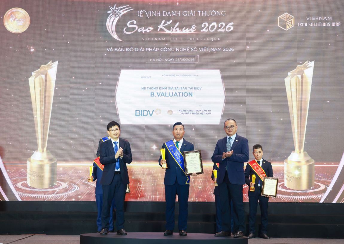 Đại diện Lãnh đạo Trung tâm Định giá tài sản kiêm Lãnh đạo Ban QLDA Xây dựng phần mềm Hệ thống định giá tài sản tại BIDV lên nhận giải thưởng Sao Khuê 2026 với sản phẩm B.Valuation. Ảnh: BIDV